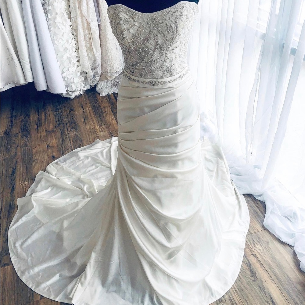 Wedding dress size8/Casablanca 2097